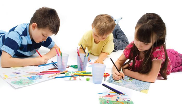 کودکان در حال نقاشی